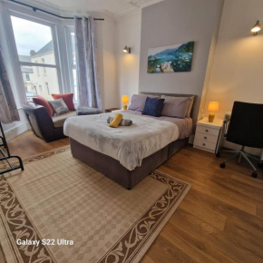 5 Bed Plymouth Home-Free Parking - Close to City Centre